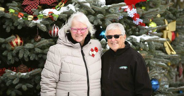 Elmira neighbours get into the holiday spirit