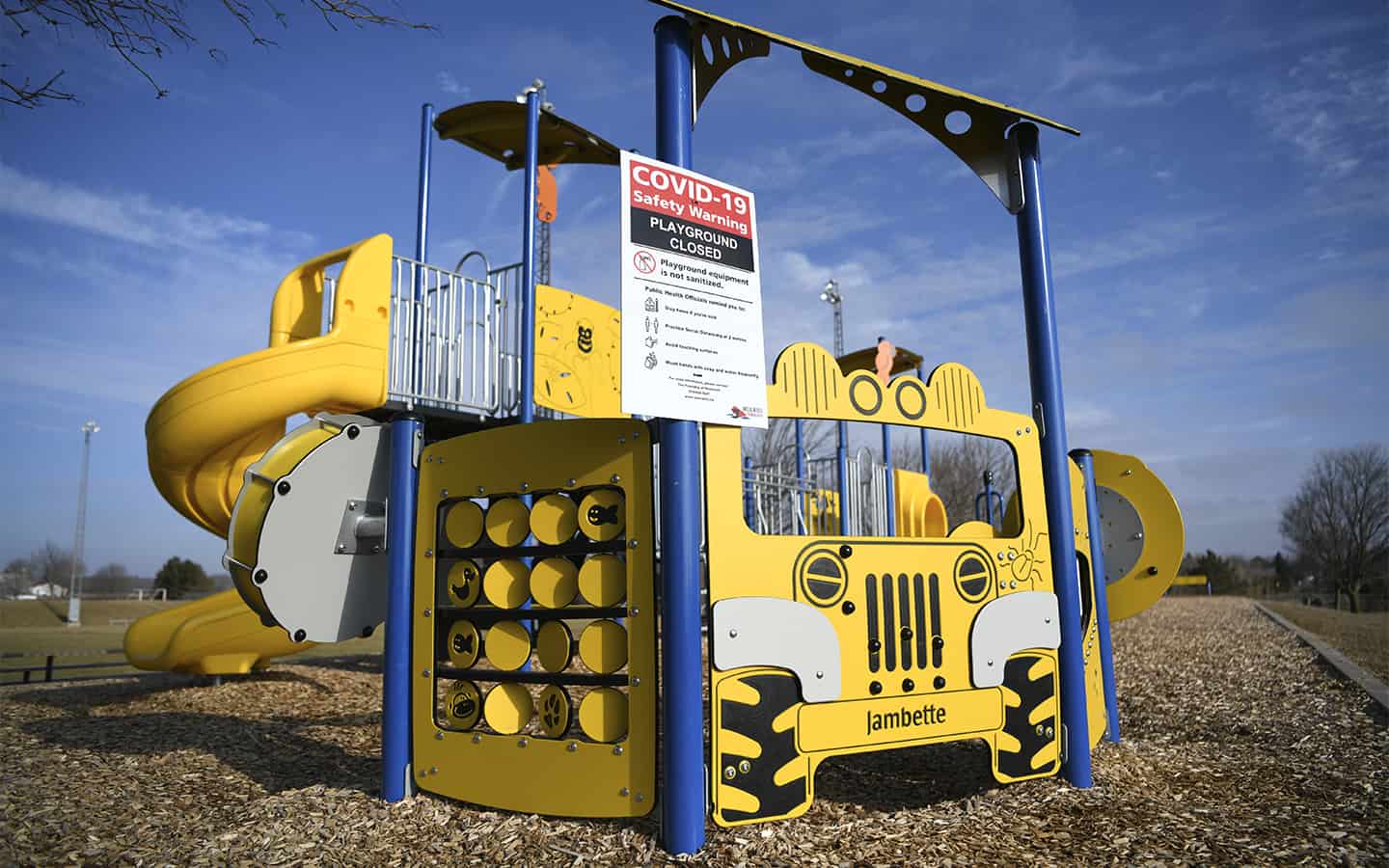 Parks closed, but not everyone respecting social distancing