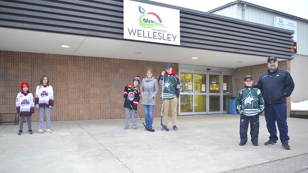 Teaming up for community food drive on Sunday