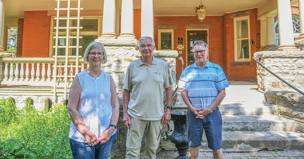 Volunteers look to transform old Jakobstettel Inn for use by Ukrainian refugees