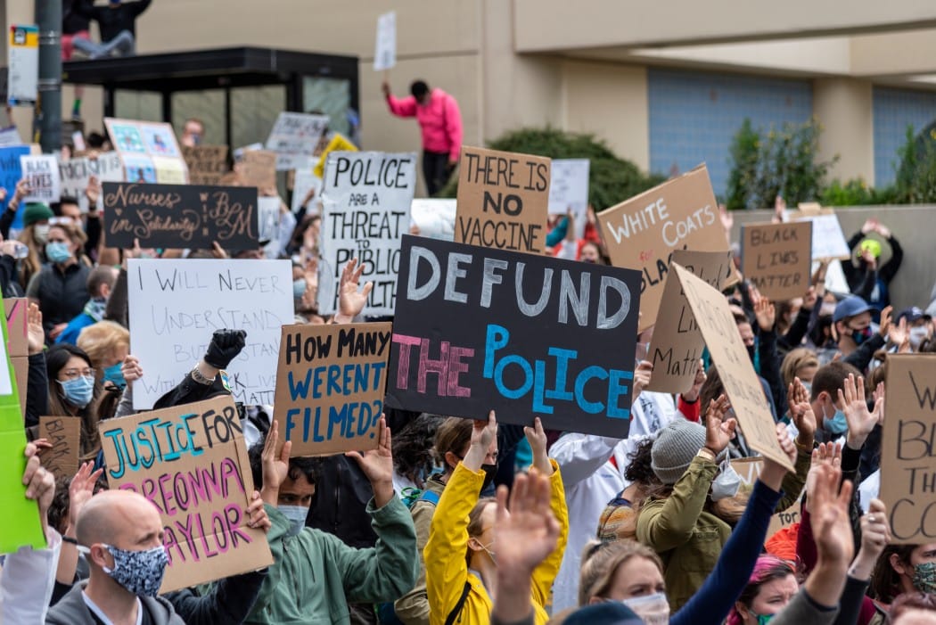 white-coats-for-black-lives-march-in-downtown-seattle-washington-with-many-diverse-health-care t20 vL2xNv