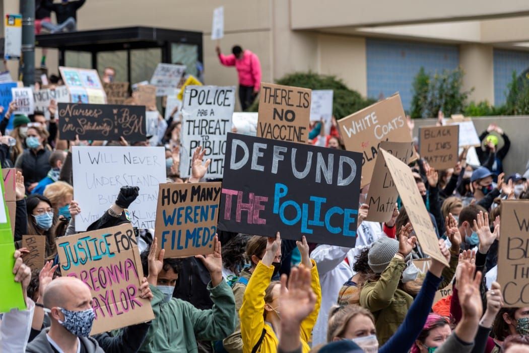 white-coats-for-black-lives-march-in-downtown-seattle-washington-with-many-diverse-health-care t20 vL2xNv