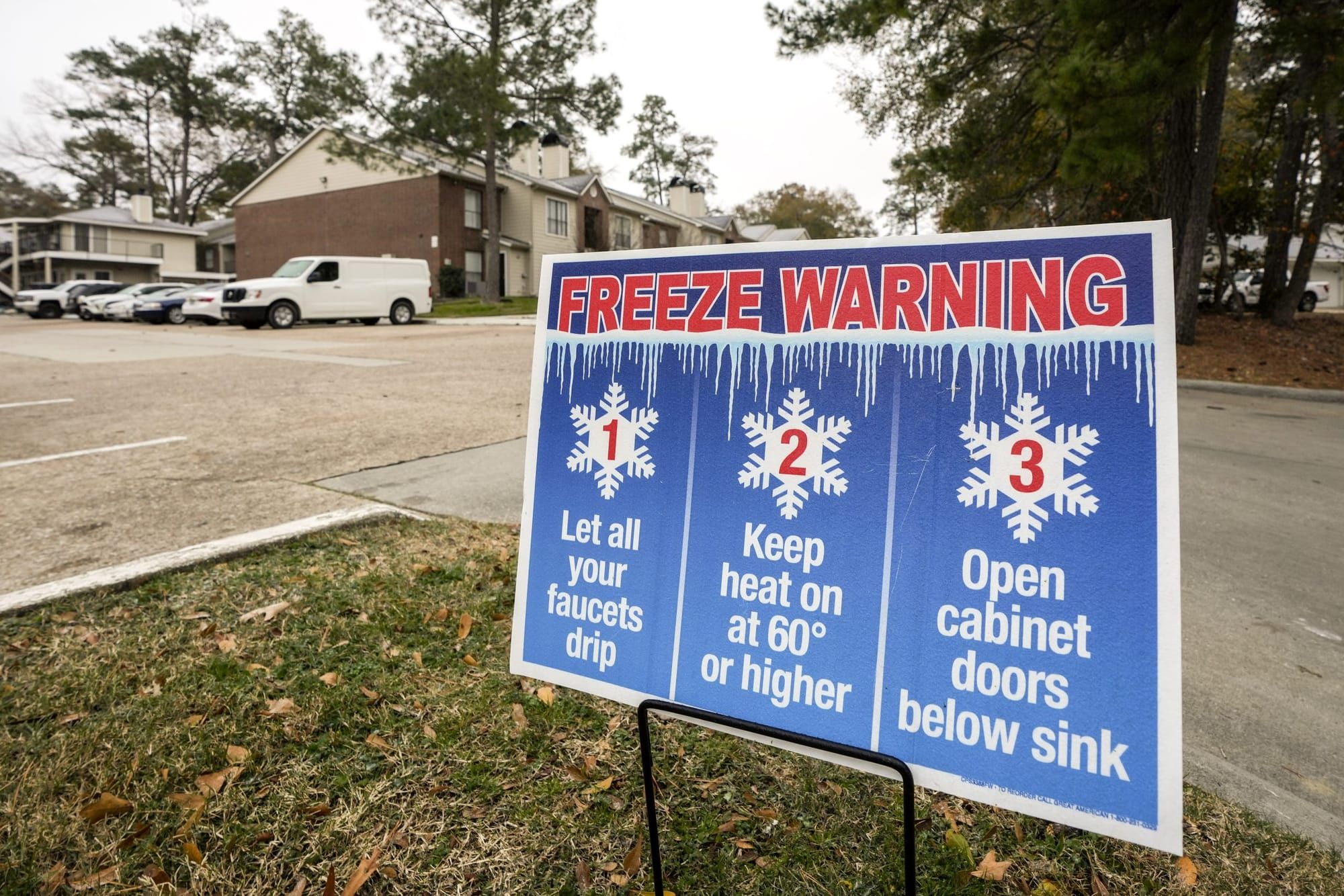 color photograph of a blue picket sign with instructions for a freeze warning