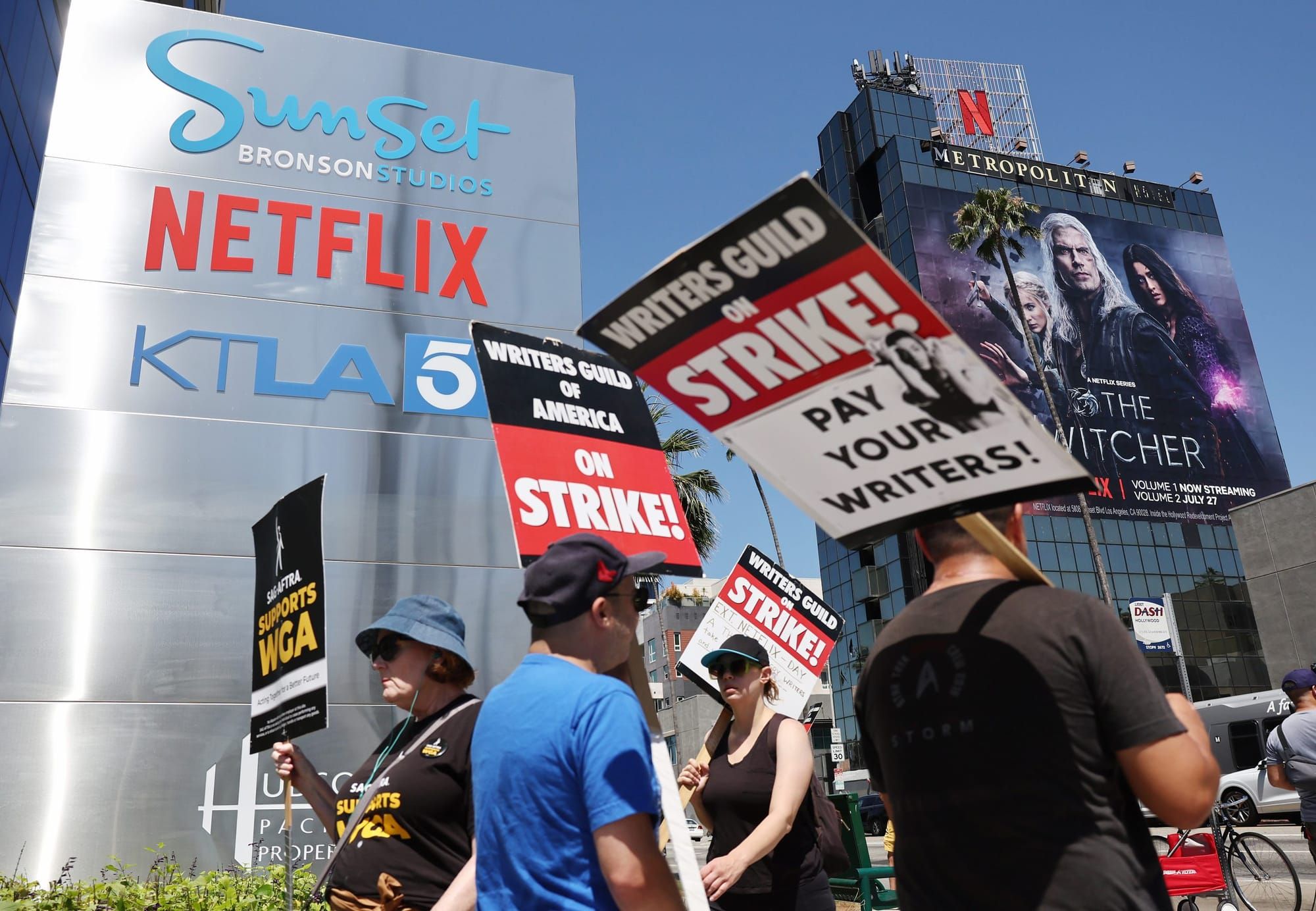 wga strike outside netflix office