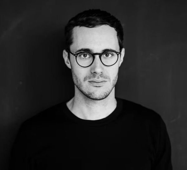 Lo stratega del lusso accessibile è di nuovo a piede libero