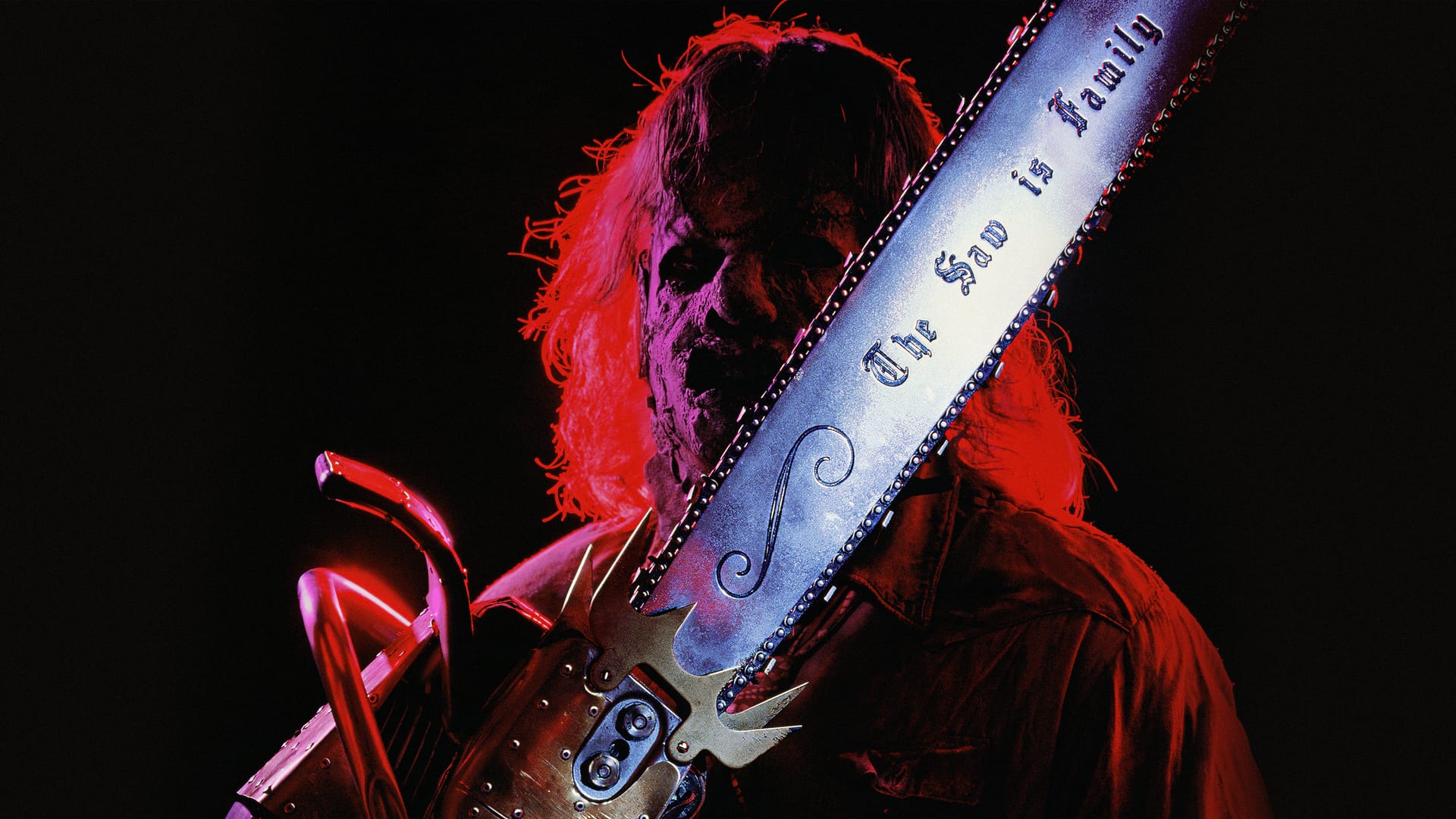 Leatherface en La Masacre de Texas 3, con su Motosierra con el grabado "La sierra es familia"