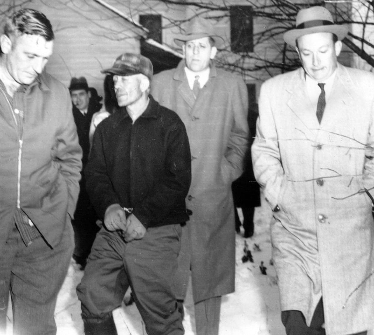 Ed Gein siendo escoltado por la policía | Foto de archivo