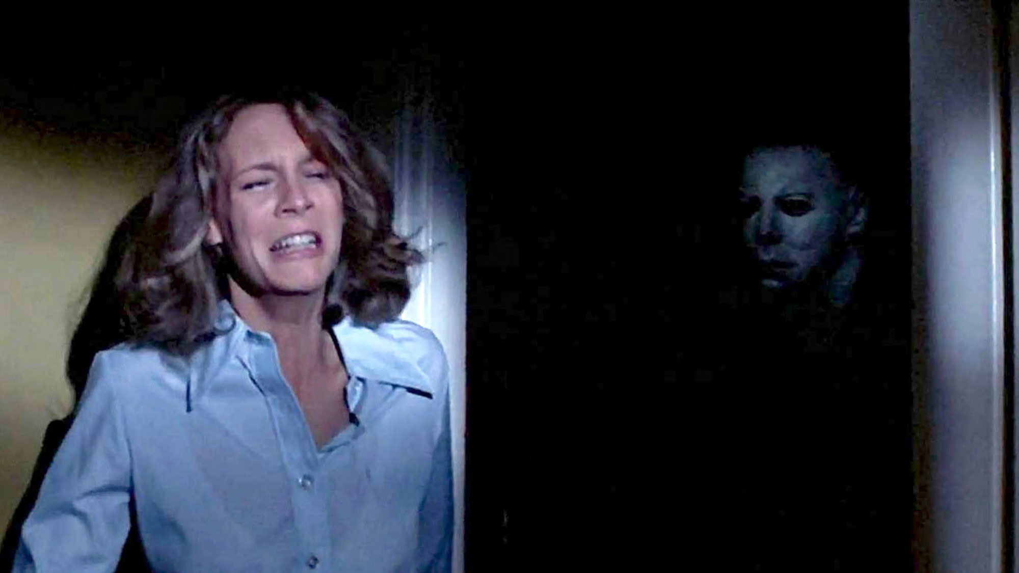Jamie Lee Curtis y Michael Myers en Halloween (Carpenter, 1978)