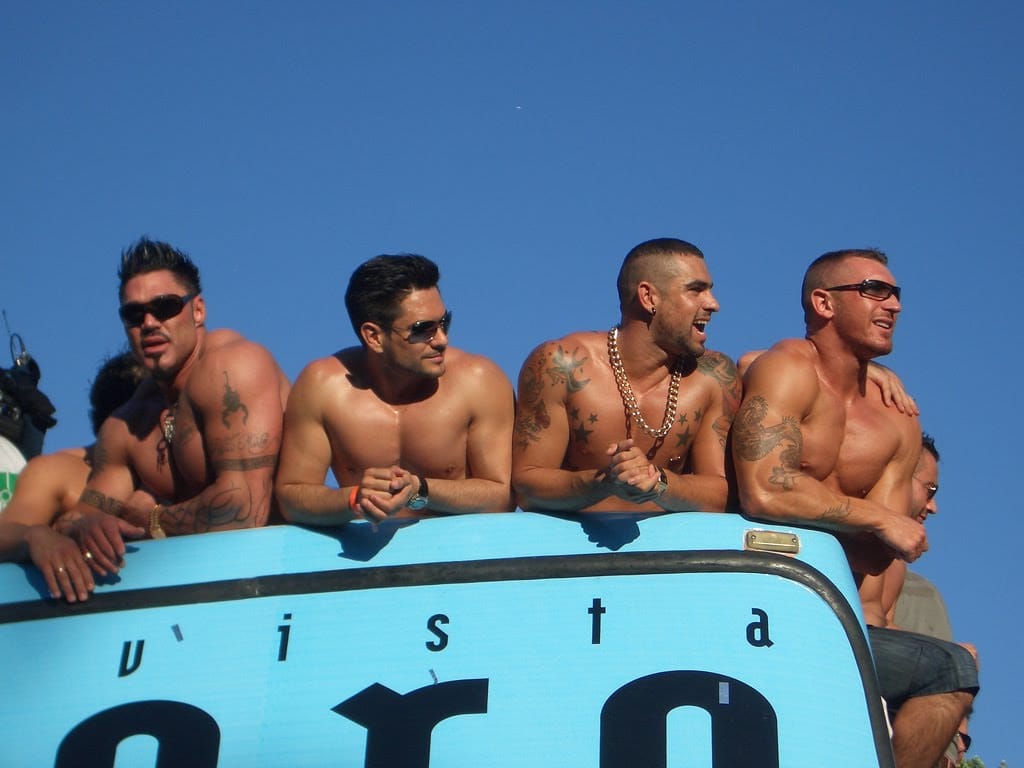 Ricardo en el parade bus de la revista gay Zero (Madrid, 2002)