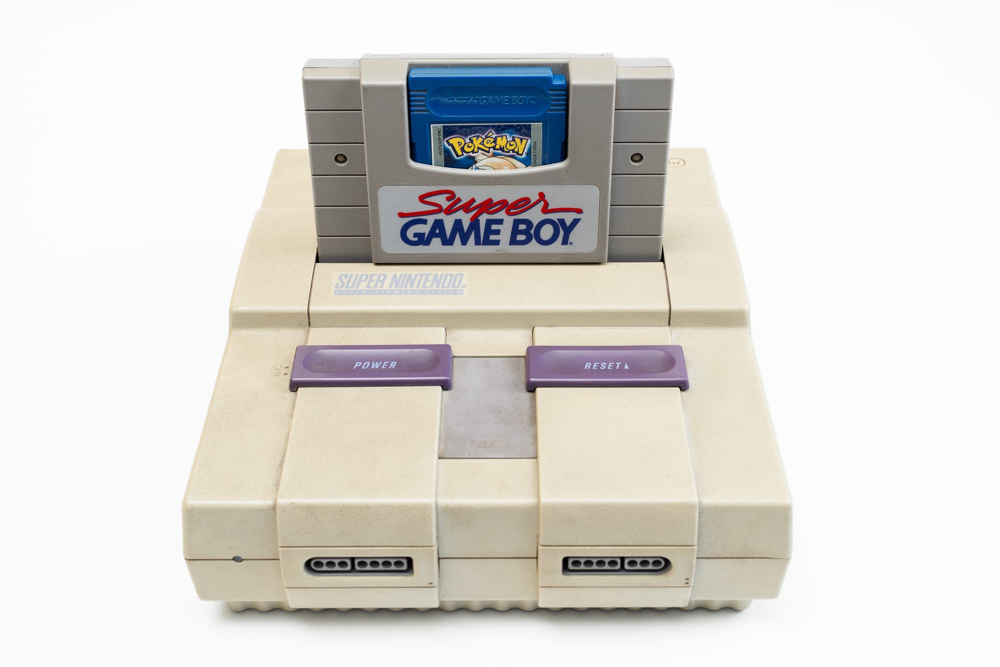 Pokémon Blue para Game Boy Color montado en un Super Game Boy / SNES | Foto: Alejandra Morasano