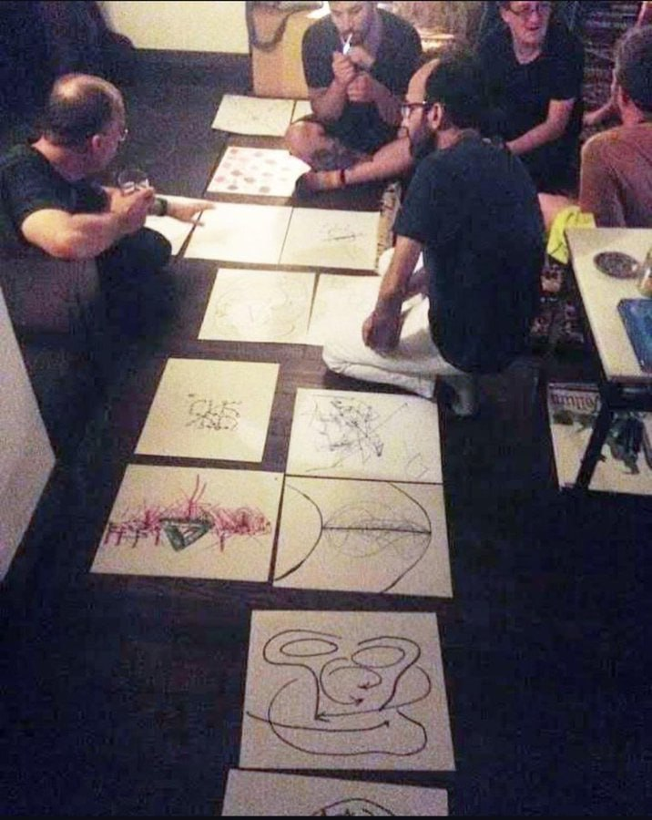 Reza Negarestani y Nick Land invocando a un demonio babilónico