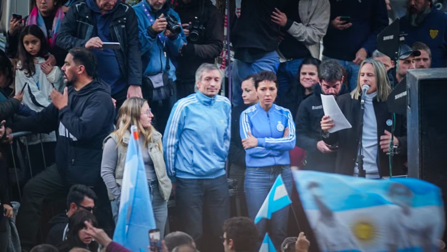 Máximo Kirchner y Mayra Mendoza en un acto en Parque Lezama