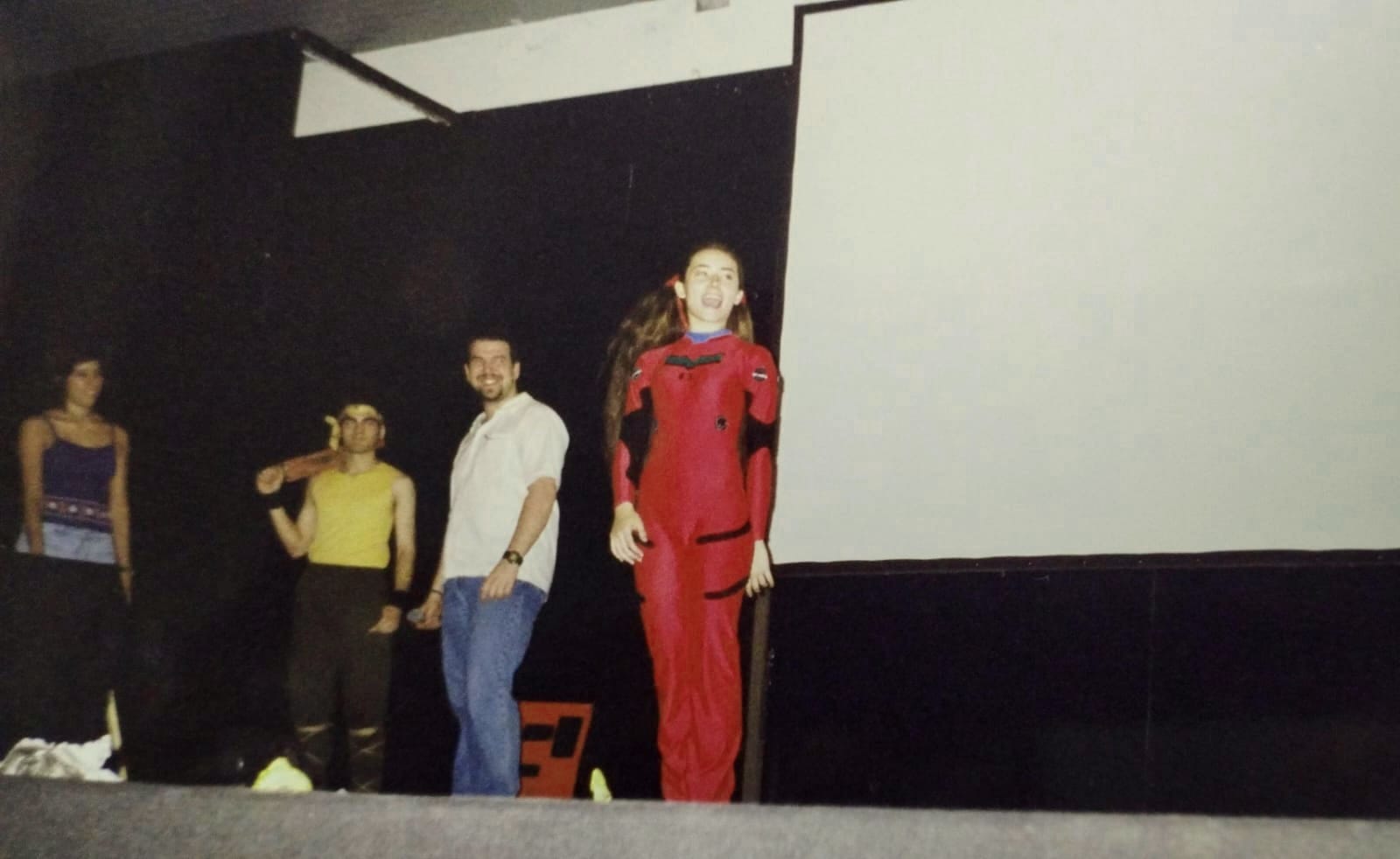 Presentación de Asuka en el escenario de Fantabaries 2000