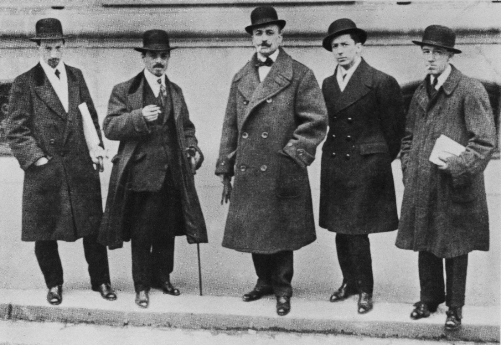 Primera ola de futuristas, con Filippo Marinetti en el centro