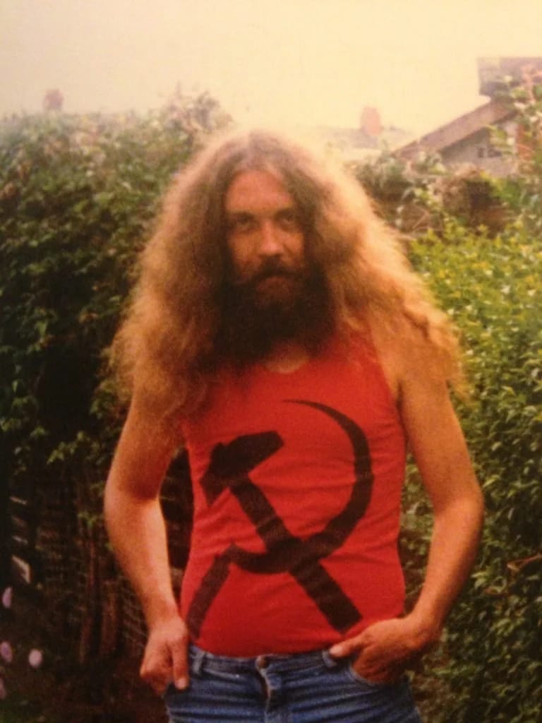 Alan Moore fotografiado en la puerta de su casa, en 1987