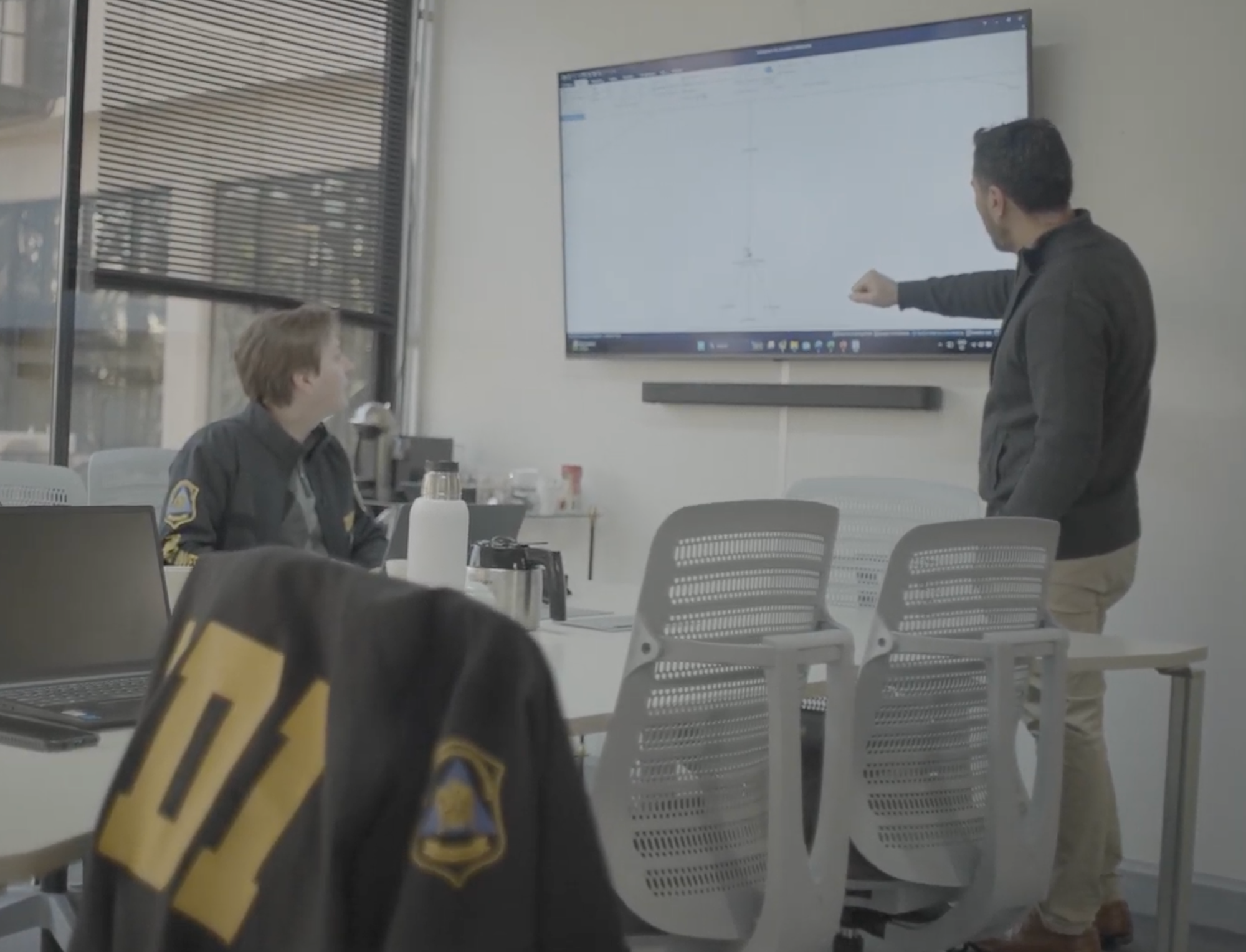 Diego Lugo durante una sesión de análisis de datos en la ciberfiscalia