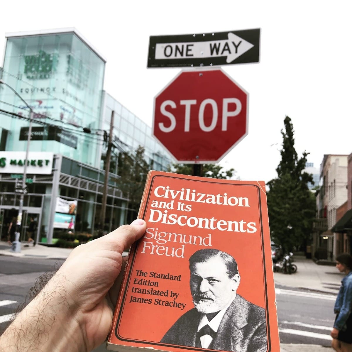 Edición inglesa de El malestar en la cultura en el corazón de Manhattan.