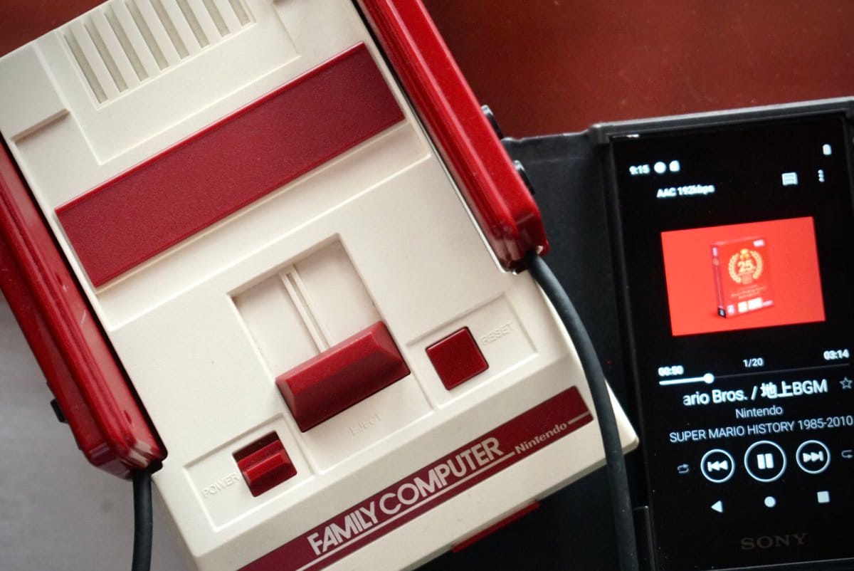 Una consola Famicom junto con la banda de sonido de Super Mario Bros. en Spotify