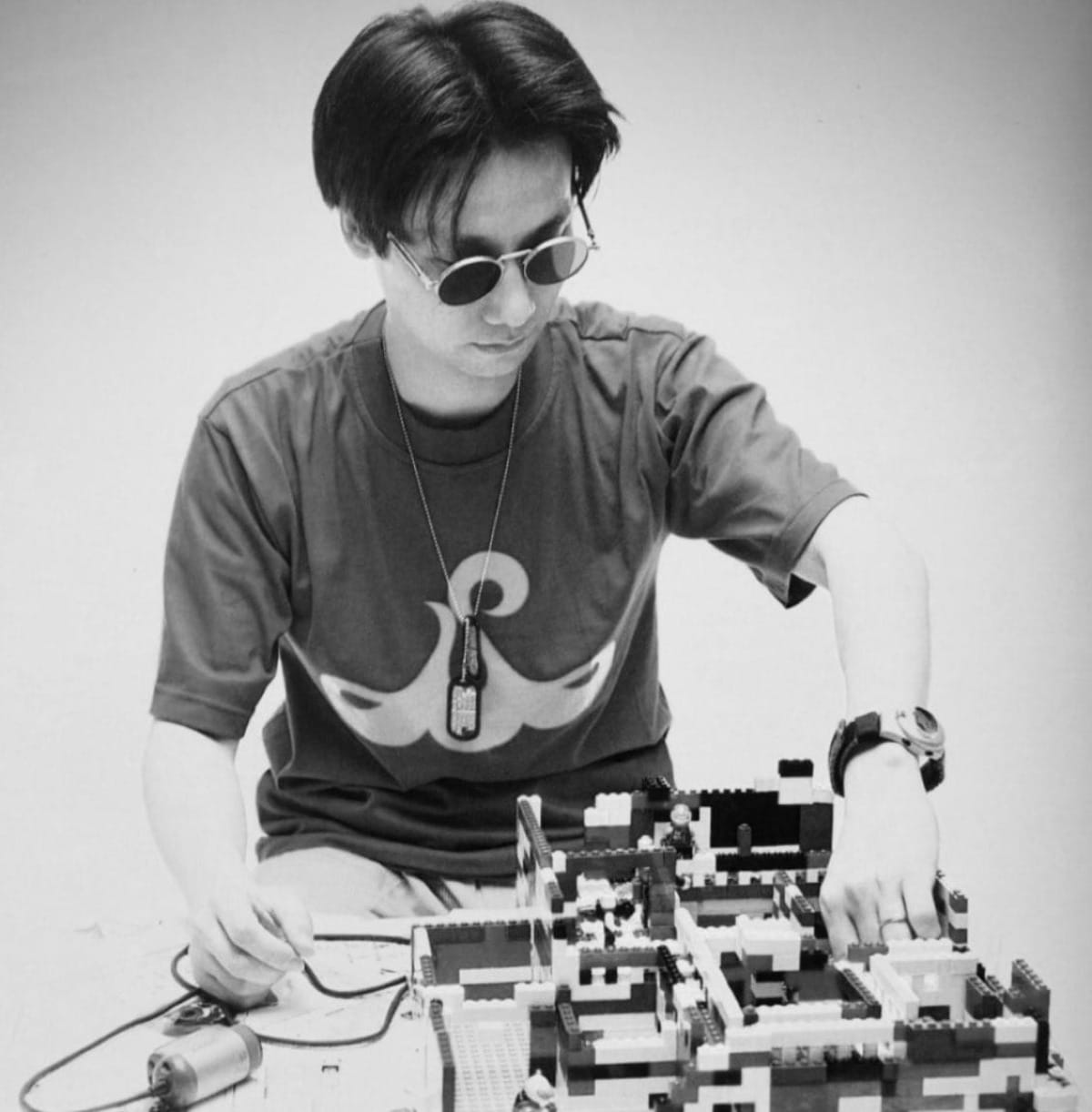 Hideo Kojima usando bloques de juguete para diseñar niveles de Metal Gear
