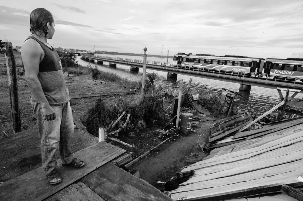With the heart in your heels: A chronicle of the Argentina-Paraguay border