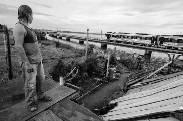 With the heart in your heels: A chronicle of the Argentina-Paraguay border