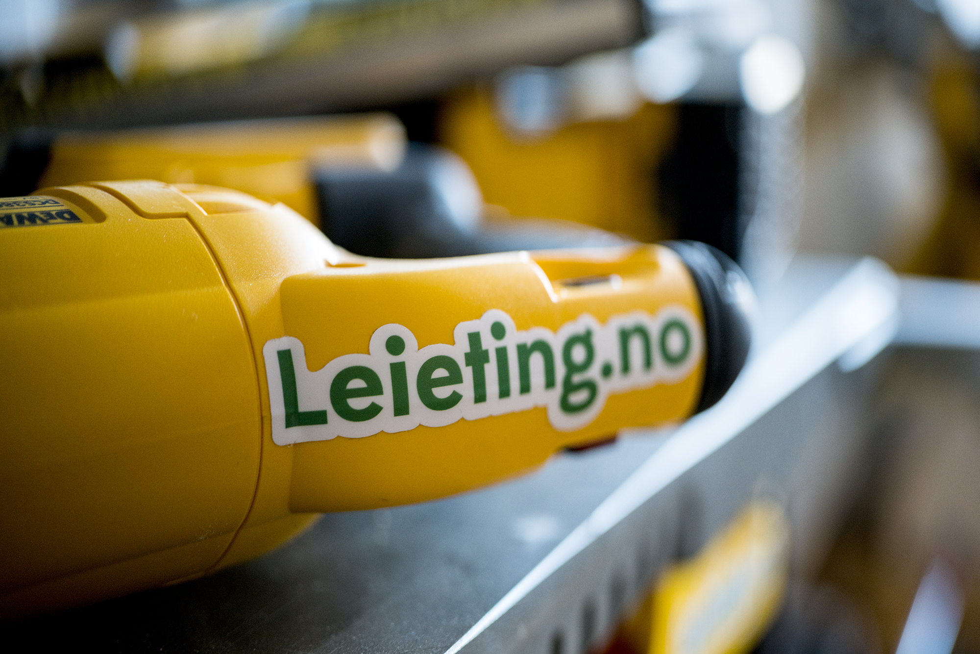 Verktøyet er dekorert med egne klistremerker fra Leieting.no