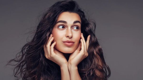 How to Tell When a Girl Likes You (5 Signs)