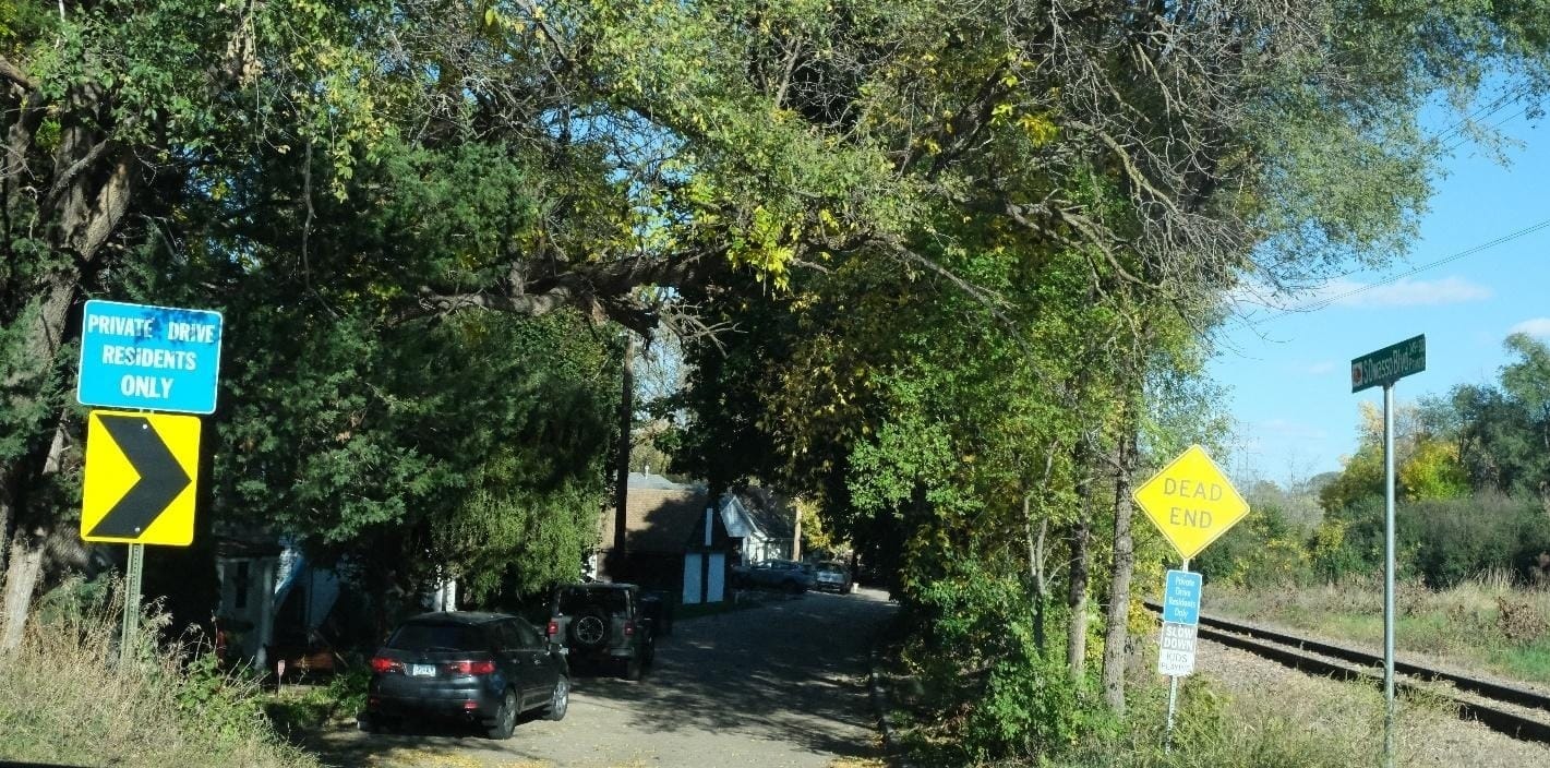 A road with trees and cars

AI-generated content may be incorrect.