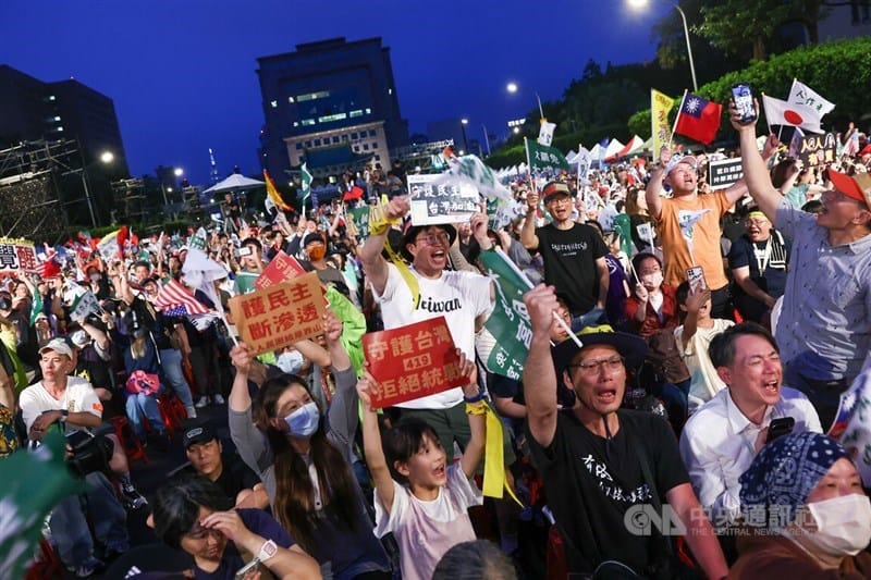 An estimated 55,000 people gather on Ketagalan Boulevard to participate in the "Reject United Front, Defend Taiwan" rally. CNA photo April 19, 2025