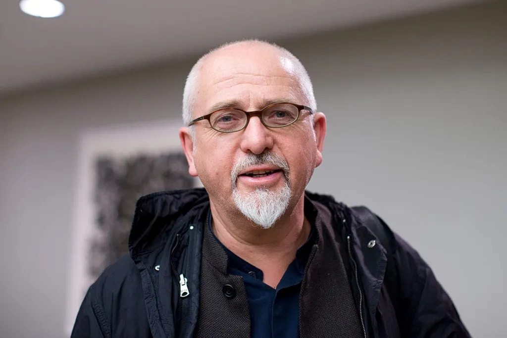 Silo saison 3 : pourquoi le caméo de Peter Gabriel est bien plus qu’un clin d’œil