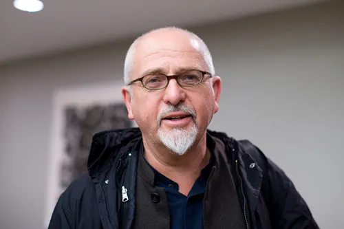Silo saison 3 : pourquoi le caméo de Peter Gabriel est bien plus qu’un clin d’œil