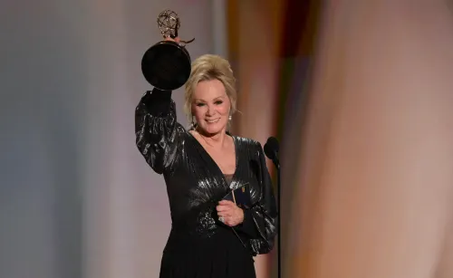 Hacks : Jean Smart réussit un exploit jamais réalisé par une actrice aux Emmy Awards