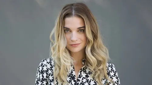 La star de Schitt’s Creek tombe amoureuse de l’homme qu’elle gardait enfant dans cette romance très particulière