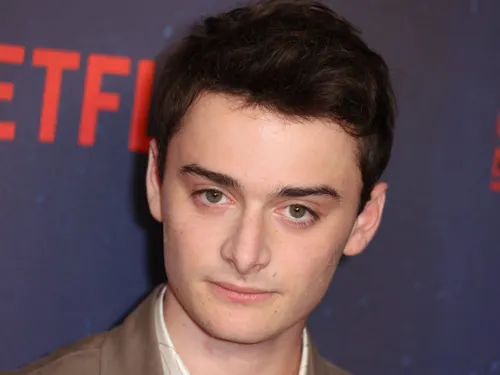 Après Stranger Things, Noah Schnapp plonge dans l’univers de Pablo Escobar avec Stealing From Pablo