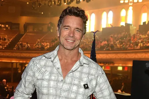 Shérif, fais-moi peur : John Schneider a menti sur son âge et ses origines pour devenir Bo Duke