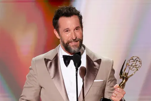 The Pitt : Noah Wyle remporte son deuxième Emmy consécutif et confirme son incroyable retour