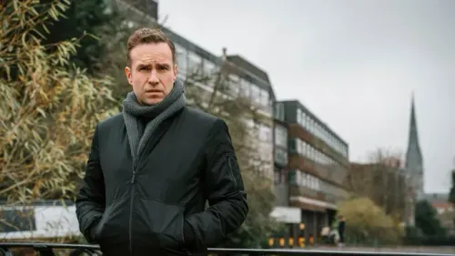 Harry Potter saison 2 : Rafe Spall sera Arthur Weasley, le casting de La Chambre des secrets prend forme