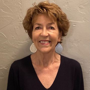 Portrait of Isla Reddin, a warm and confident teen parenting coach, smiling naturally. 