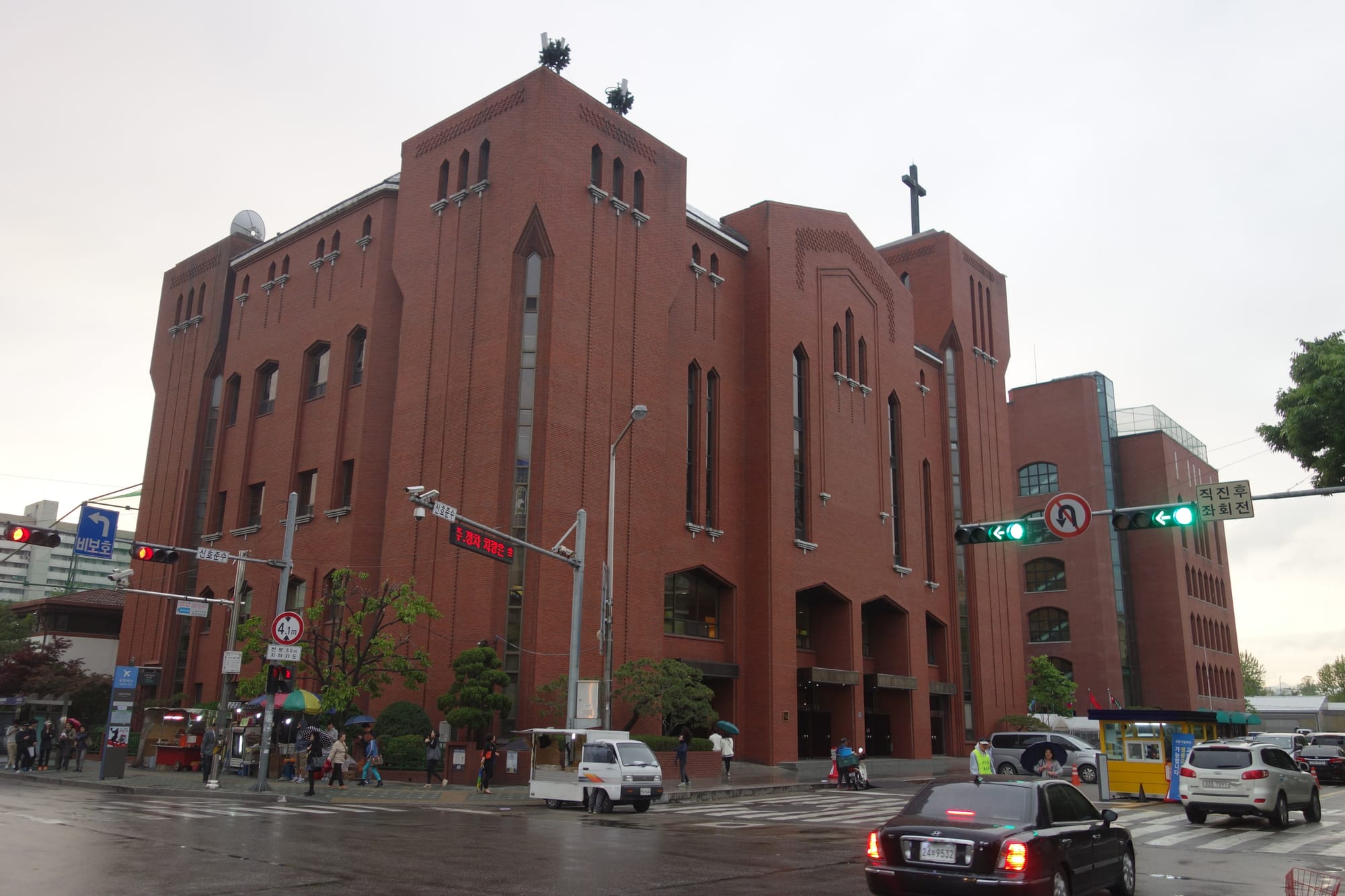 Exterior of Onnuri Church in Seoul, a prominent Korean megachurch known for modern worship and multicultural ministry