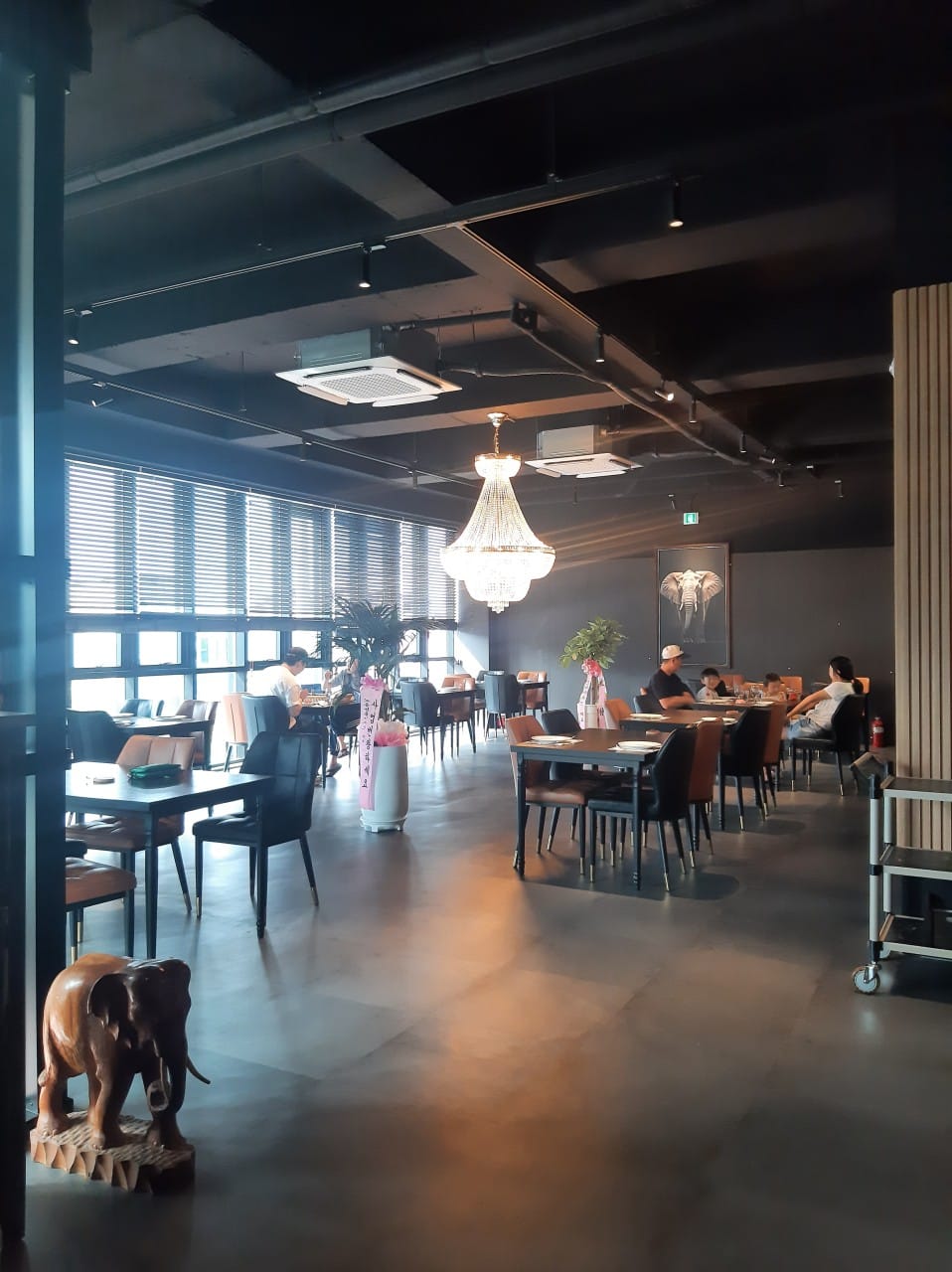 Modern interior of Curry Kingdom Apsan Indian restaurant in Daegu with chandelier lighting and elegant seating