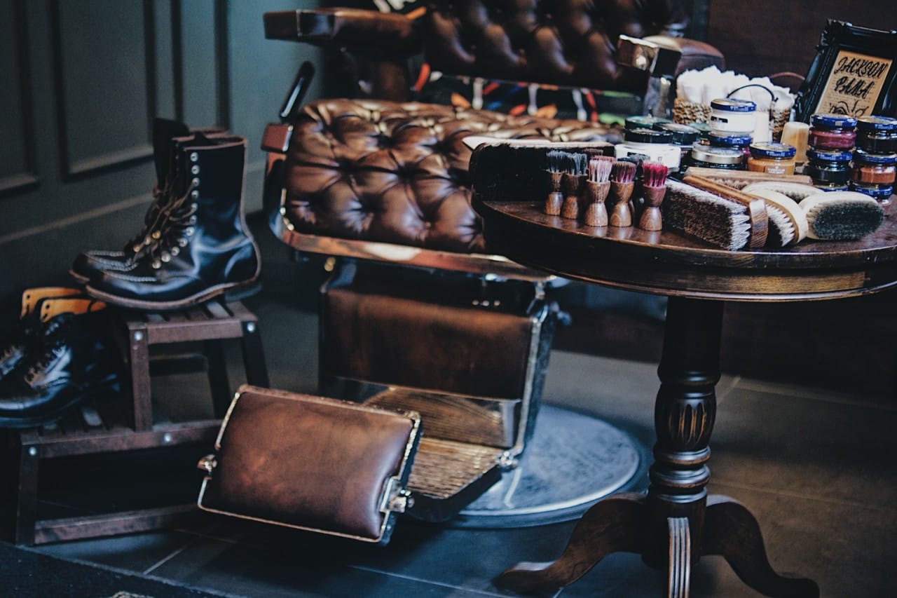 Vintage leather barber chair and shoe shine station at Jackson Pama Barbershop in Busan, showcasing premium grooming tools and classic interior style