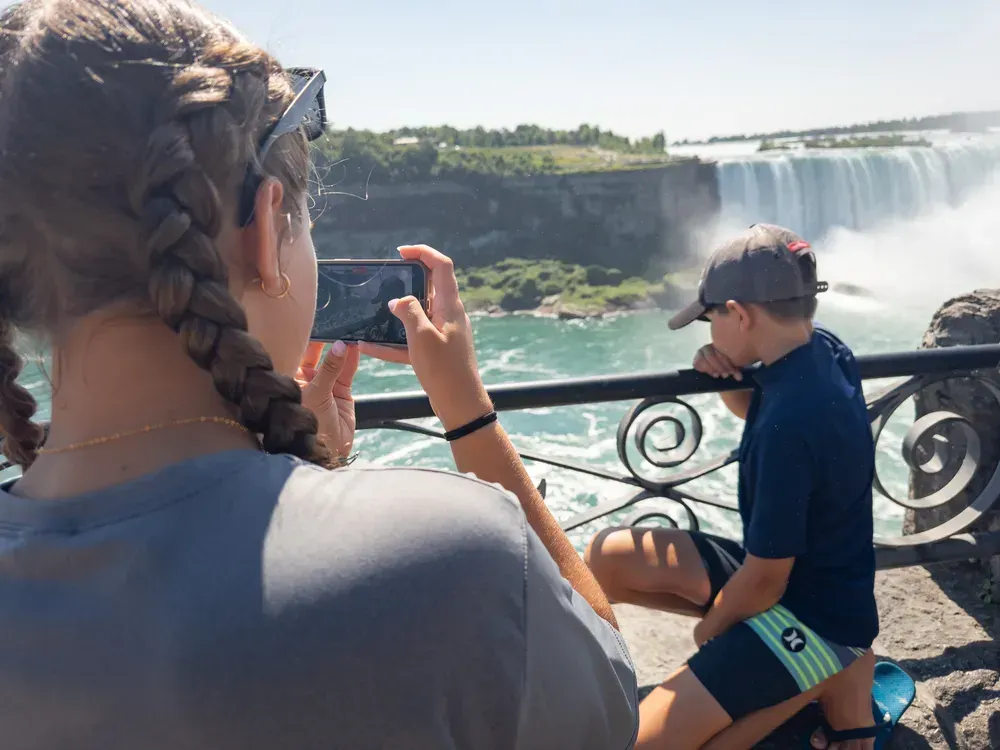 Wir haben alle Bildschirme für 1 Jahr verbannt. Heute bekommt mein Teenager ein entsperrtes Handy.