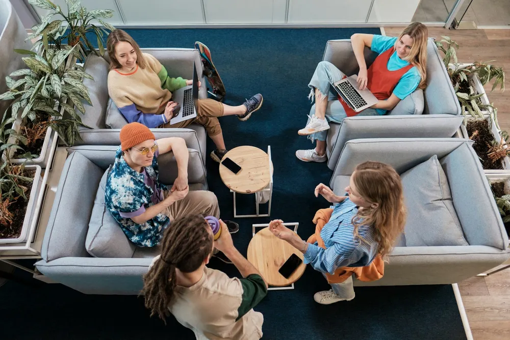 Jugendarbeitsteam sitzt zusammen und bespricht Teamkultur und gemeinsame Erwartungen