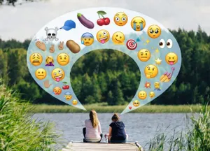 Zwei Frauen am See, über ihnen eine Sprechblase mit Emojis wie Totenkopf und Aubergine.