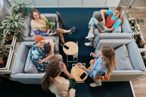 Jugendarbeitsteam sitzt zusammen und bespricht Teamkultur und gemeinsame Erwartungen