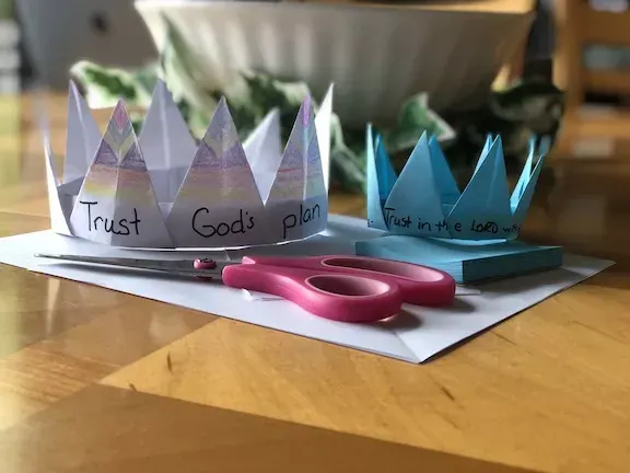 Fertige, kurze Andacht mit Alltagsgegenstand »Origami Krone«