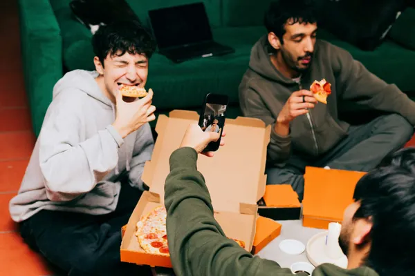 Pizza ist out, Sushi ist in! Wir erklären, warum Gen Alpha rohen Fisch liebt, lieber auf dem Boden sitzt und was das Jugendwörterbuch 2026 für deine Arbeit bedeutet.
