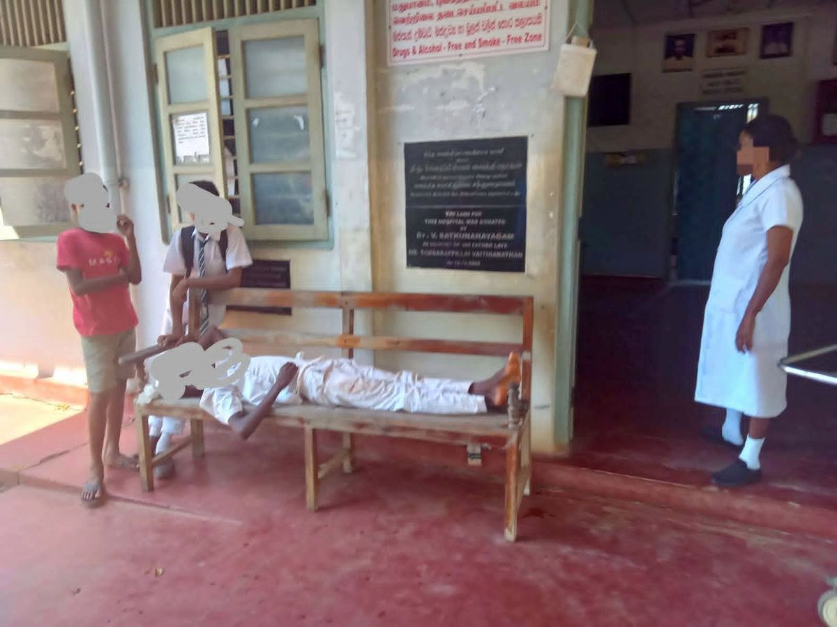 மயங்கி விழுந்த பாடசாலை மாணவனுக்கு வைத்தியர் இல்லாமையால் சிகிச்சையளிக்காது விட்ட அவலம்!