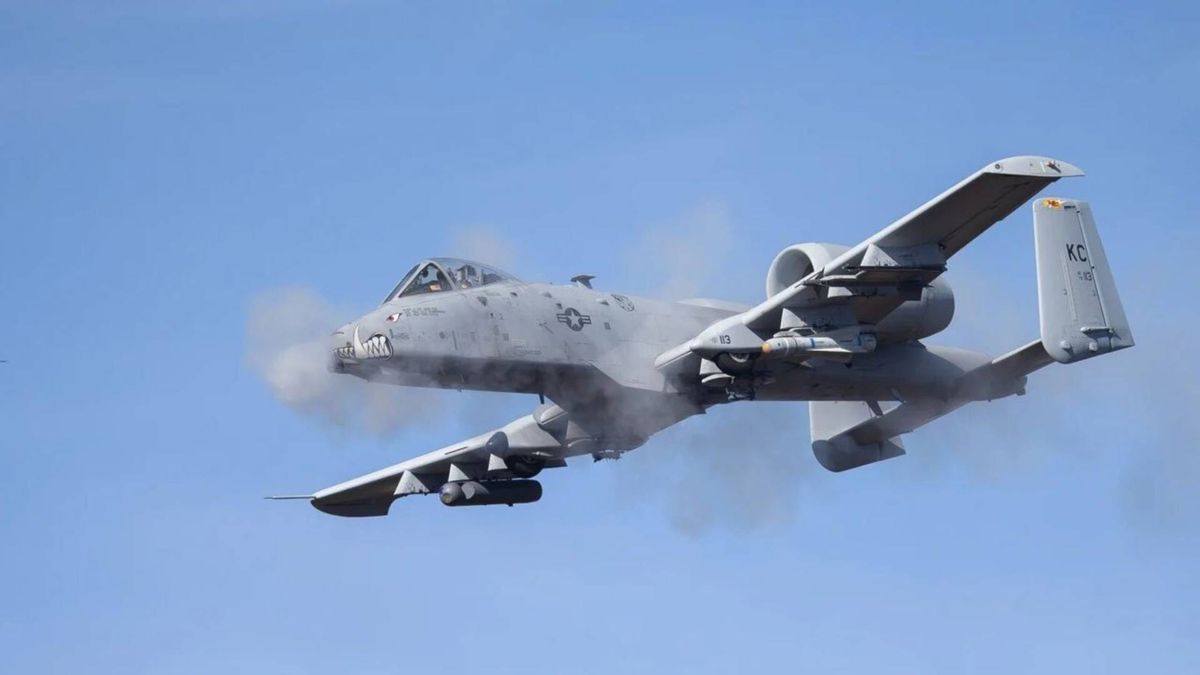 அமெரிக்காவின் A-10 ரக விமானத்தின் மீது ஈரானிய பாதுகாப்புப் படையினர் ஏவுகணைத் தாக்குதல்!