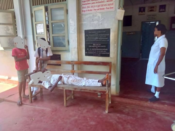 மயங்கி விழுந்த பாடசாலை மாணவனுக்கு வைத்தியர் இல்லாமையால் சிகிச்சையளிக்காது விட்ட அவலம்!
